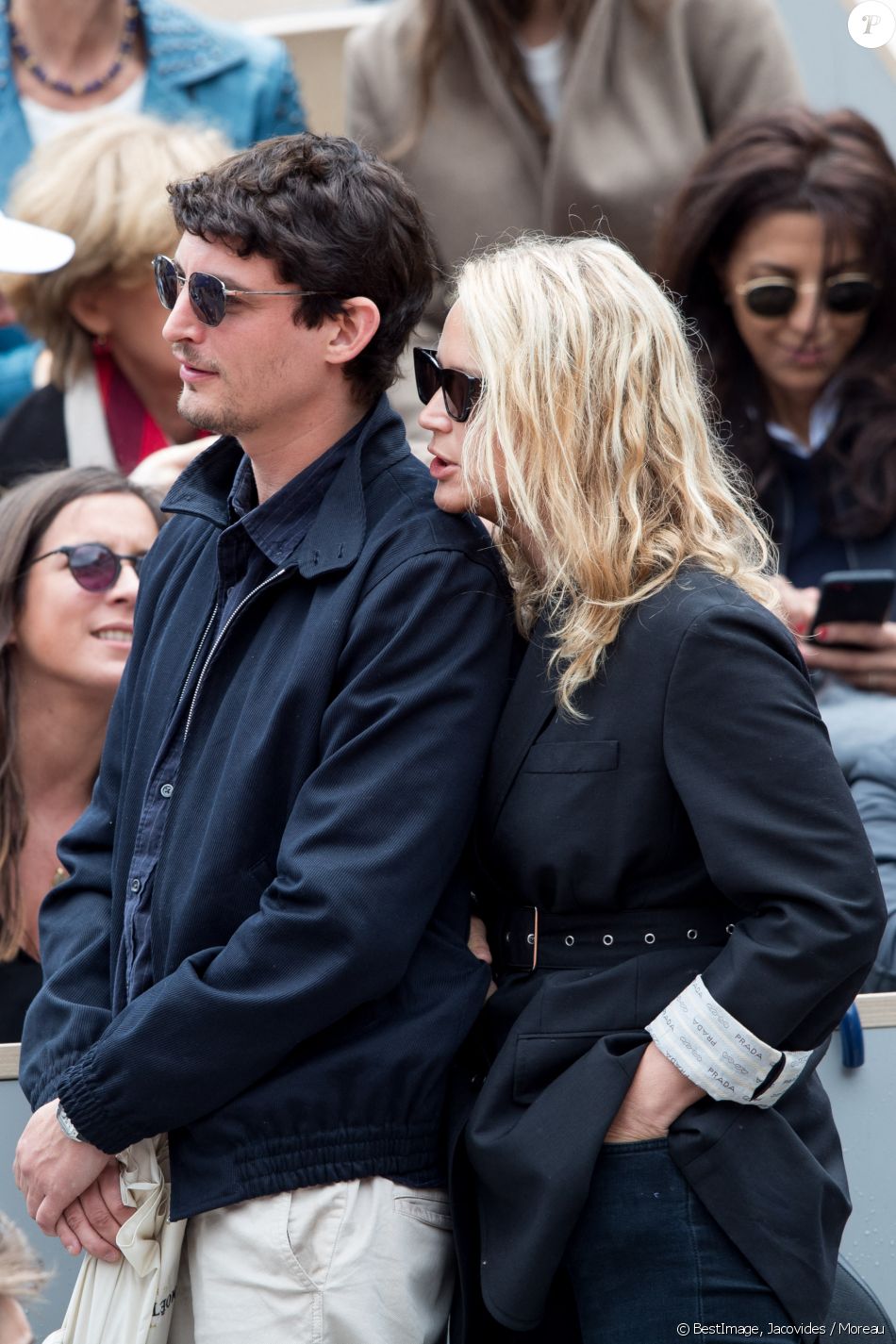 Virginie Efira et son compagnon Niels Schneider - Tribunes des internationaux de France de tennis de Roland-Garros à Paris, le 8 juin 2019. © Jacovides / Moreau / Bestimage