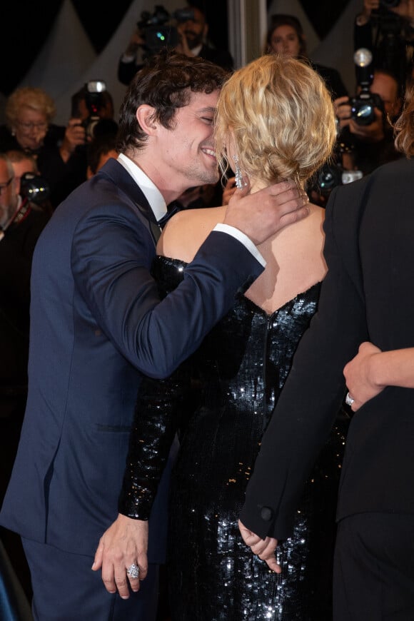Niels Schneider et sa compagne Virginie Efira - Descente des marches du film "Sibyl" lors du 72e Festival International du Film de Cannes. Le 24 mai 2019. © Borde / Bestimage