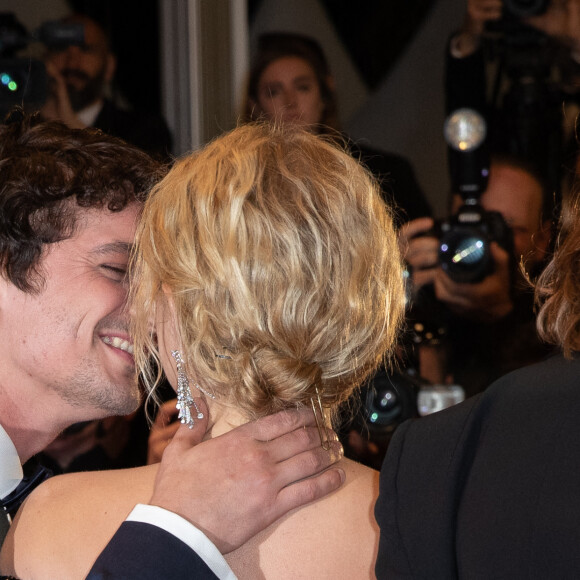 Niels Schneider et sa compagne Virginie Efira - Descente des marches du film "Sibyl" lors du 72e Festival International du Film de Cannes. Le 24 mai 2019. © Borde / Bestimage
