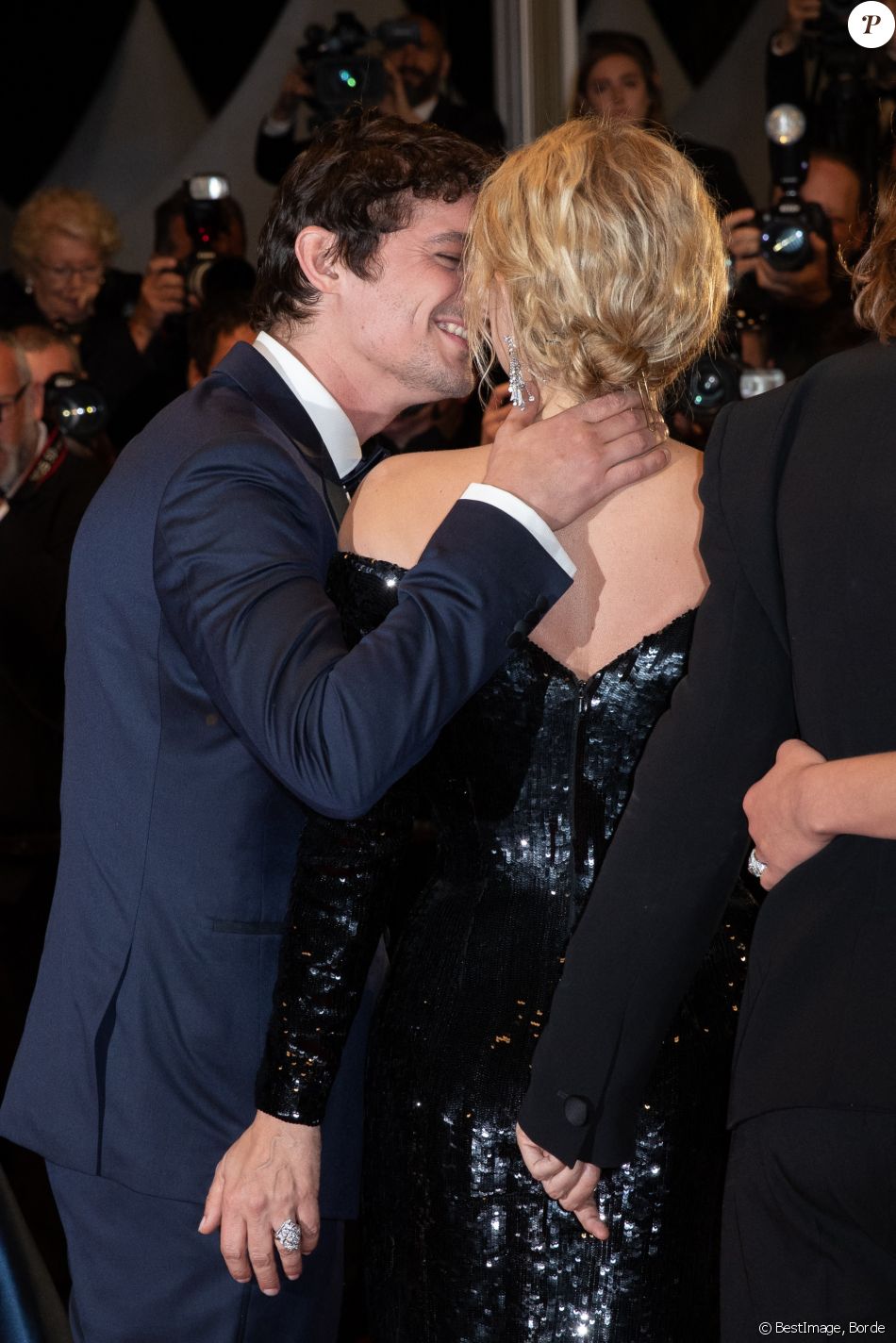 Niels Schneider et sa compagne Virginie Efira - Descente des marches du film "Sibyl" lors du 72e Festival International du Film de Cannes. Le 24 mai 2019. © Borde / Bestimage