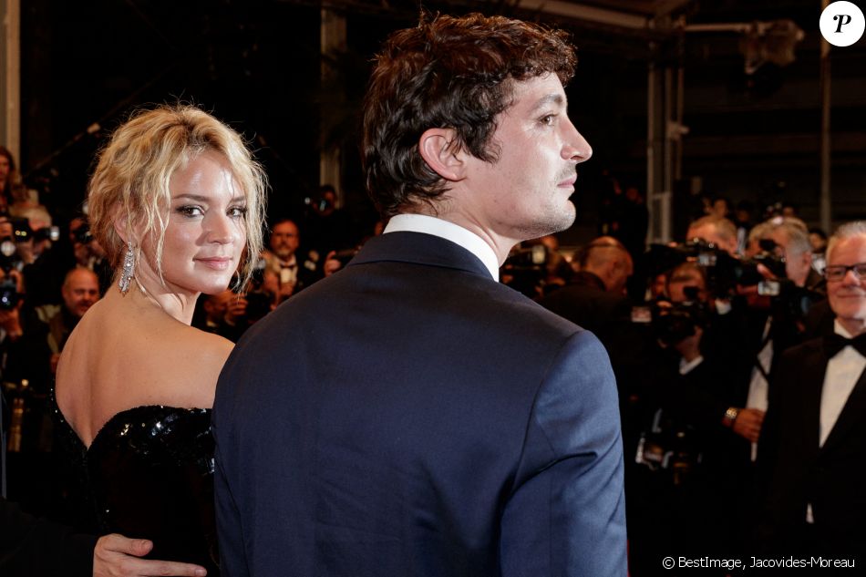Virginie Efira et son compagnon Niels Schneider - Descente des marches du film "Sibyl" lors du 72e Festival de Cannes. Le 24 mai 2019. © Jacovides-Moreau / Bestimage