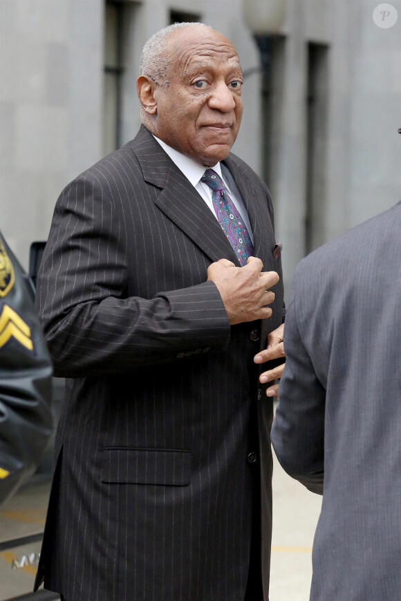 Bill Cosby arrive au tribunal de Norristown pour le premier jour de son procès pour son agression sexuelle ou une femme seins nus proteste et est arrêtée par la police devant le tribunal à Norristown en Pennsylvanie le 9 avril 2018.