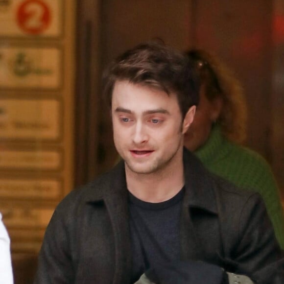 Daniel Radcliffe quitte les studios de la BBC après l'annulation de sa pièce de théâtre à cause du coronavirus à Londres, le 15 mars 2020.