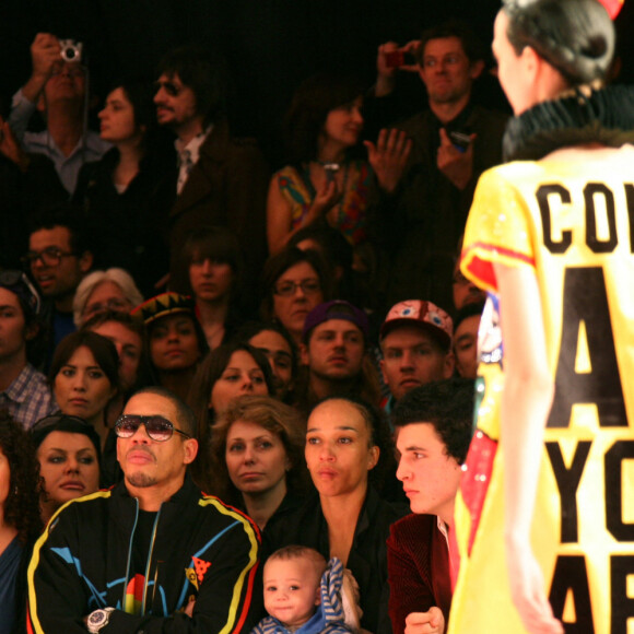 JoeyStarr, son ex-compagne Leïla Sy et leur fils Mathis au défilé Jean-Charles de Castelbajac (collection automne-hiver 2008-2009) à Paris, le 29 février 2008.