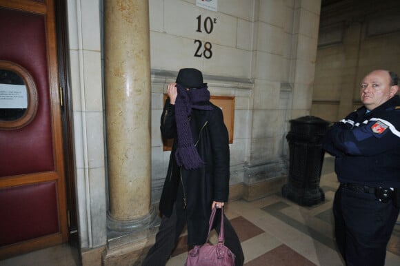 Leïla Sy (née Leïla Dixmier), l'ex-compagne de JoeyStarr, arrive à la 10e chambre correctionnelle du Tribunal de Grande Instance de Paris, le 13 fevrier 2009.
