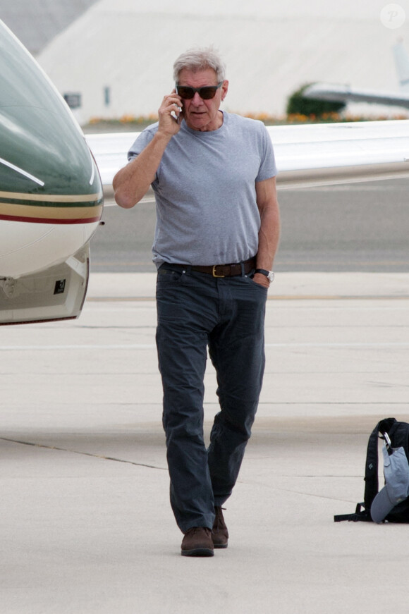 Harrison Ford arrive à Los Angeles avec son jet privé qu'il pilote lui-même le 21 mars 2017.