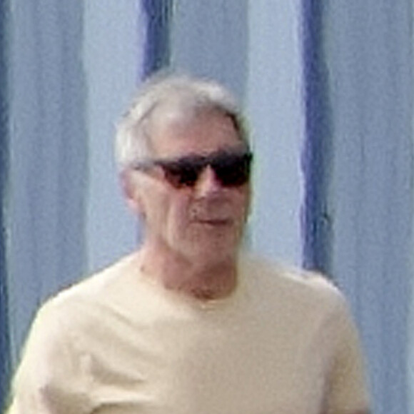 Harrison Ford inspecte un hélicoptère avant de monter à bord pour aller faire un tour à Santa Monica. Le 4 mars 2017 