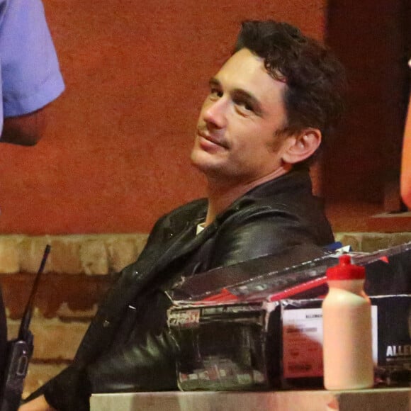 James Franco et Sophia Bush sont allés dîner avec des amis dans un restaurant à Los Angeles. Les amis ont passé 3 heures à l'intérieur du restaurant. En sortant, ils se sont dis au revoir avant de se séparer. James était assis à l'extérieur du restaurant et a fait quelques photos avec des fans, dont un policier. Le 28 juillet 2019.