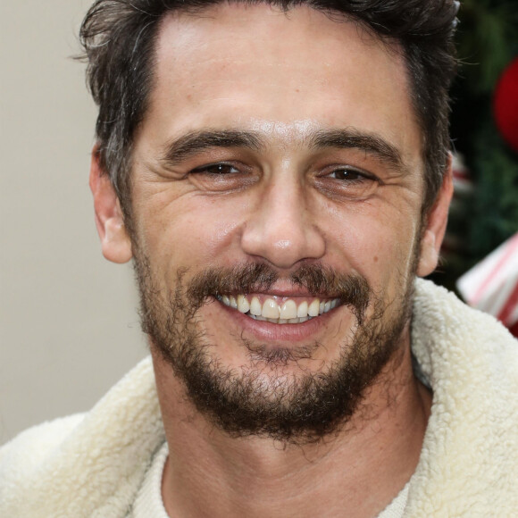 James Franco pose lors de la soirée "Brooks Brothers Annual Holiday Celebration" à Los Angeles le 9 décembre 2018.