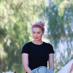 Amber Heard fait de l'équitation avec sa compagne et des amis à Los Angeles, le 28 novembre 2020.