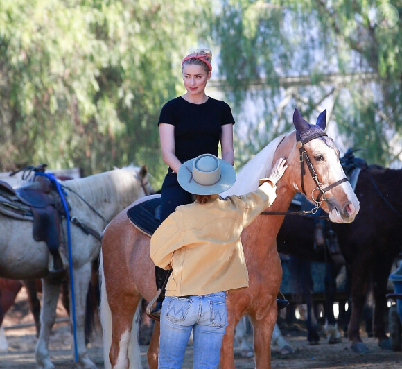 Amber Heard fait de l'équitation avec sa compagne et des amis à Los Angeles, le 28 novembre 2020.