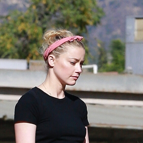 Amber Heard fait de l'équitation avec sa compagne et des amis à Los Angeles, le 28 novembre 2020.