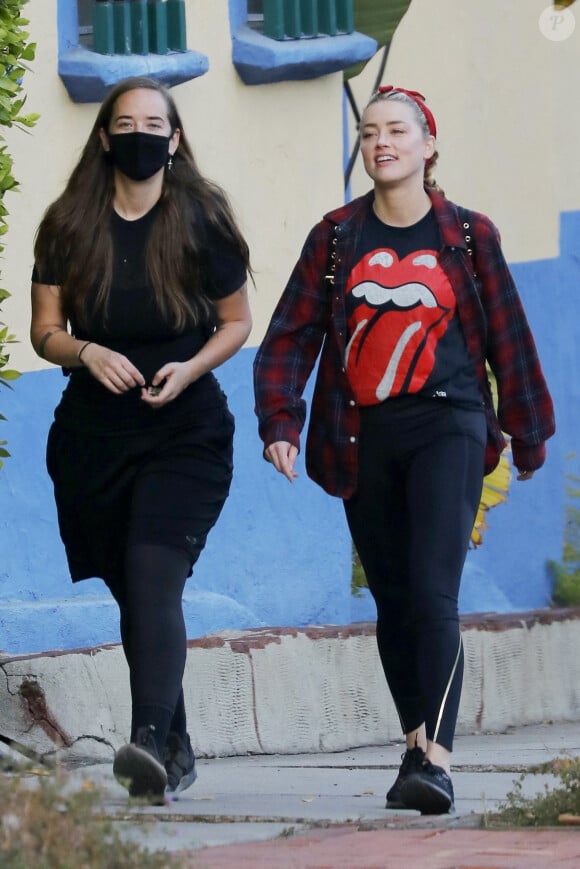 Amber Heard porte un t-shirt des Rolling Stones pour une sortie avec une amie à Los Feliz le 18 novembre 2020.