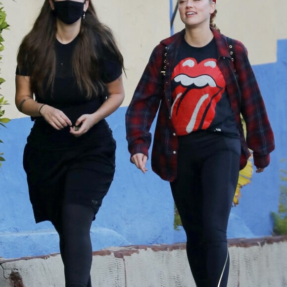 Amber Heard porte un t-shirt des Rolling Stones pour une sortie avec une amie à Los Feliz le 18 novembre 2020.