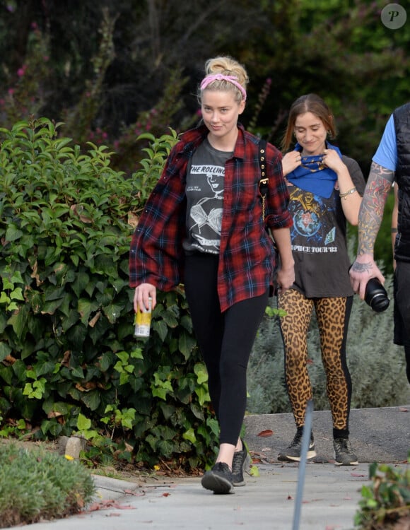 Exclusif - Amber Heard est allée faire une balade avec des amis à Los Angeles pendant l'épidémie de coronavirus (Covid-19), le 23 octobre 2020.