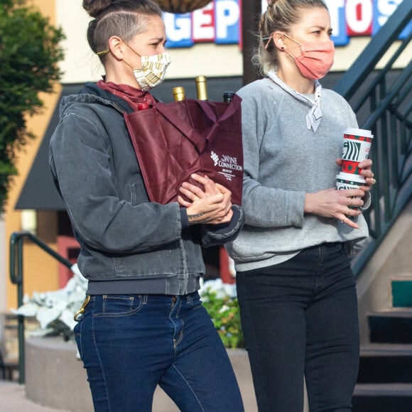 Exclusif - Amber Heard et sa compagne Bianca Butti sortent faire un pique-nique dans un parc de San Diego avec des amies le 6 janvier 2021.