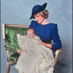 Archives - Lady Diana lors du baptème de son fils le prince Harry en 1984. 