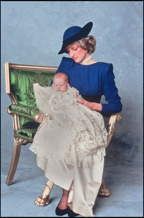 Archives - Lady Diana lors du baptème de son fils le prince Harry en 1984. 