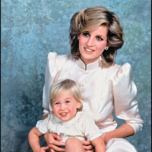 Diana Spencer et son fils le prince William en 1984. 