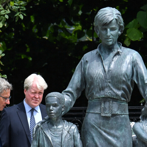 Le prince William, duc de Cambridge, et son frère Le prince Harry, duc de Sussex, se retrouvent à l'inauguration de la statue de leur mère, la princesse Diana dans les jardins de Kensington Palace à Londres, le 1er juillet 2021. Ce jour-là, la princesse Diana aurait fêté son 60 ème anniversaire.