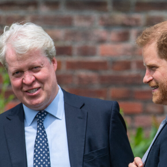 Le prince William, duc de Cambridge, et son frère Le prince Harry, duc de Sussex, se retrouvent à l'inauguration de la statue de leur mère, la princesse Diana dans les jardins de Kensington Palace à Londres, Royaume Uni, le 1er juillet 2021. Ce jour-là, la princesse Diana aurait fêté son 60 ème anniversaire.