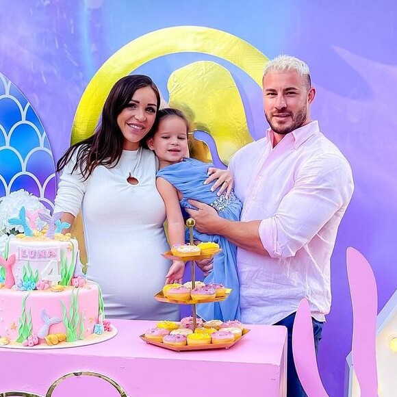 Julia Paredes enceinte aux côtés de Maxime et Luna
