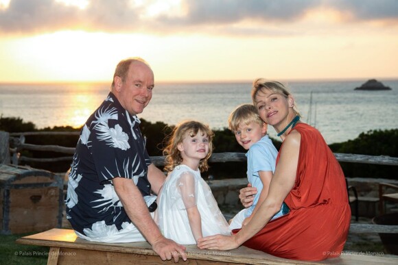 Le prince Albert de Monaco, son épouse Charlene et leurs deux enfants Jacques et Gabriella, été 2020.