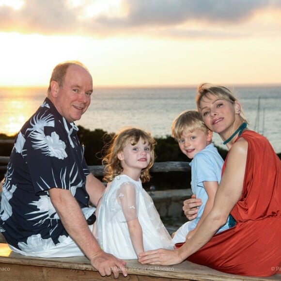 Le prince Albert de Monaco, son épouse Charlene et leurs deux enfants Jacques et Gabriella, été 2020.