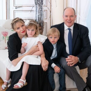 Le prince Albert de Monaco, son épouse Charlene et leurs deux enfants, Jacques et Gabriella, au palais princier de Monaco