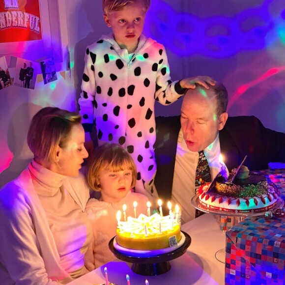 Jacques et Gabriella de Monaco fêtent leurs 6 ans avec leur père le prince Albert et leur mère la princesse Charlene, le 6 décembre 2020.