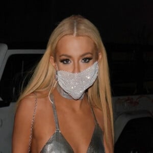 Noah Cyrus déguisée en Kim Kardashian, Tana Mongeau déguisée en Paris Hilton - Les célébrités se rendent à une fête de Halloween à Los Angeles le 31 octobre 2020.
