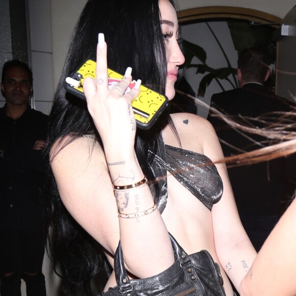 Noah Cyrus quitte la boîte de nuit Delilah, après le nouvel an, à West Hollywood, le 31 décembre 2019.