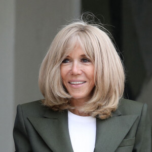 La première dame, Brigitte Macron raccompagne la représentante spéciale de l'ONU sur la violence sexuelle dans les conflits armés après un entretien au palais de l'Elysée à Paris, France, le 1er juillet 2021. 