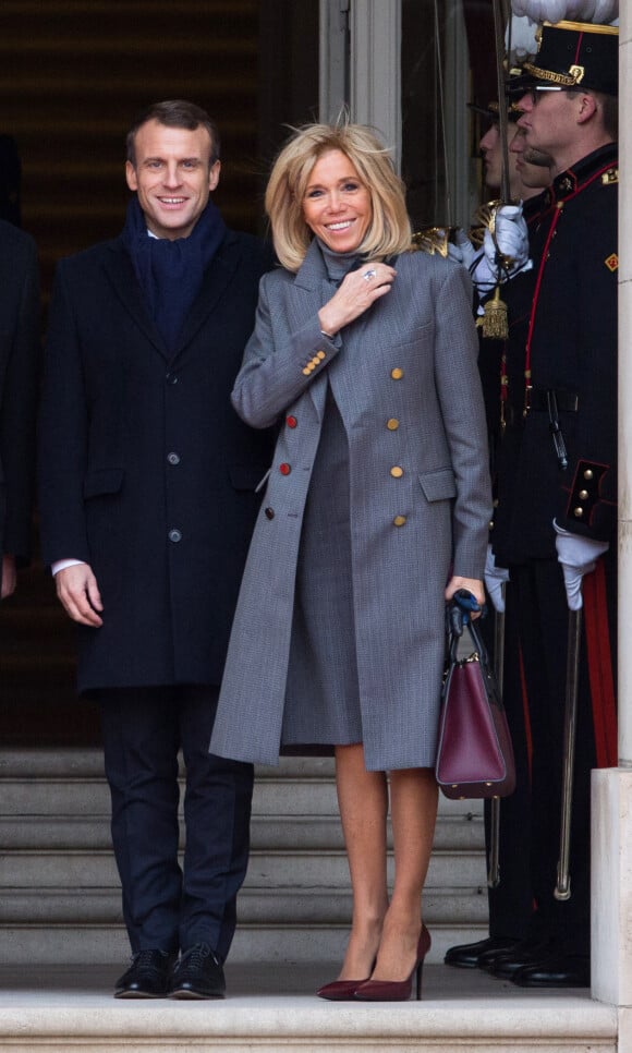 Le Président français Emmanuel Macron et la Première Dame Brigitte Macron, accueillis par le roi Philippe de Belgique et la reine Mathilde de Belgique, au palais royal de Bruxelles, lors d'une visite d'état en Belgique. Belgique, Bruxelles, 19 novembre 2018. 