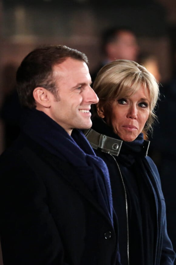 Le couple présidentiel, le président de la République française Emmanuel Macron et sa femme la Première Dame Brigitte Macron (Trogneux) ont accueilli le président de la République fédérale d'Allemagne et sa femme avec une cérémonie militaire, avant de pénétrer dans la cathédrale Notre-Dame de Strasbourg pour un concert d'oeuvres de Debussy et Beethoven à Strasbourg, France, le 4 Novembre 2018, pour lancer une semaine de commémorations du centenaire de l'armistice de la Première Guerre mondiale.La Première Dame française est vêtue d'une veste zippée à col métallisé signée Louis Vuitton, la même que le soir de l'élection de son mari.