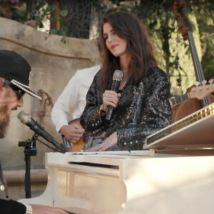 Charlotte Casiraghi, ambassadrice et porte-parole de la maison de haute-couture Chanel, est venue pousser la chansonnette en duo avec Sebastien Tellier sur le titre "Roche" à l'occasion du défilé CHANEL Cruise 2021/22. La séquence fait partie d'un mini concert capté dans un jardin en plein air de Sébastien Tellier - Baux-de-Provence, le 2 mai 2021 ©Chanel