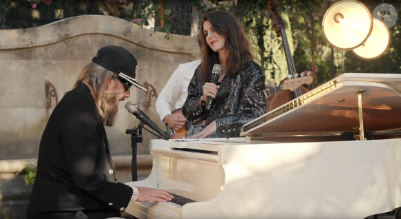 Charlotte Casiraghi, ambassadrice et porte-parole de la maison de haute-couture Chanel, est venue pousser la chansonnette en duo avec Sebastien Tellier sur le titre "Roche" à l'occasion du défilé CHANEL Cruise 2021/22. La séquence fait partie d'un mini concert capté dans un jardin en plein air de Sébastien Tellier - Baux-de-Provence, le 2 mai 2021 ©Chanel