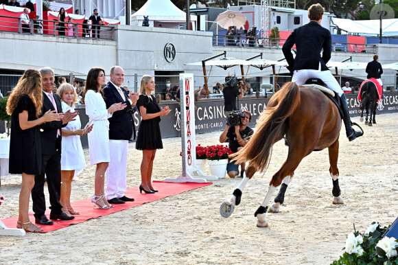 Le prince Albert II de Monaco et Charlotte Casiraghi, accompagnés par Diane Fissore, la présidente de la fédération équestre monégasque et organisatrice du Jumping, ont remis les prix du Trophée Casino de Monte-Carlo puis ont assisté à la présentation des jeunes cavaliers, Children et Junior, qui vont participer sous les couleurs monégasques aux prochains championnat d'Europe qui se déroulera au Portugal, à Monaco, le 2 juillet 2021. © Bruno Bebert/Bestimage