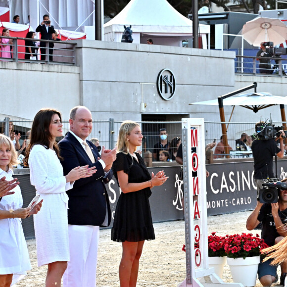Le prince Albert II de Monaco et Charlotte Casiraghi, accompagnés par Diane Fissore, la présidente de la fédération équestre monégasque et organisatrice du Jumping, ont remis les prix du Trophée Casino de Monte-Carlo puis ont assisté à la présentation des jeunes cavaliers, Children et Junior, qui vont participer sous les couleurs monégasques aux prochains championnat d'Europe qui se déroulera au Portugal, à Monaco, le 2 juillet 2021. © Bruno Bebert/Bestimage