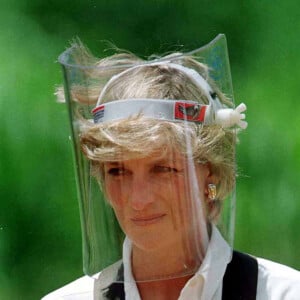 La princesse de Galles, Lady Di, visite un champ de mines anti-personnelles à Dirico en Angola, le 15 janvier 1997.