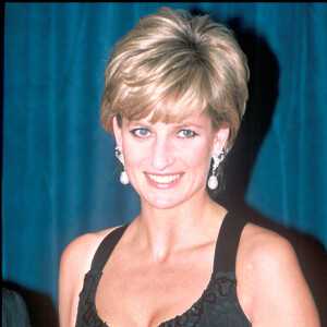 Lady Diana qui reçoit un prix à la soirée "Humanitarian of the year" à New York.