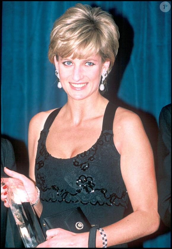 Lady Diana qui reçoit un prix à la soirée "Humanitarian of the year" à New York.
