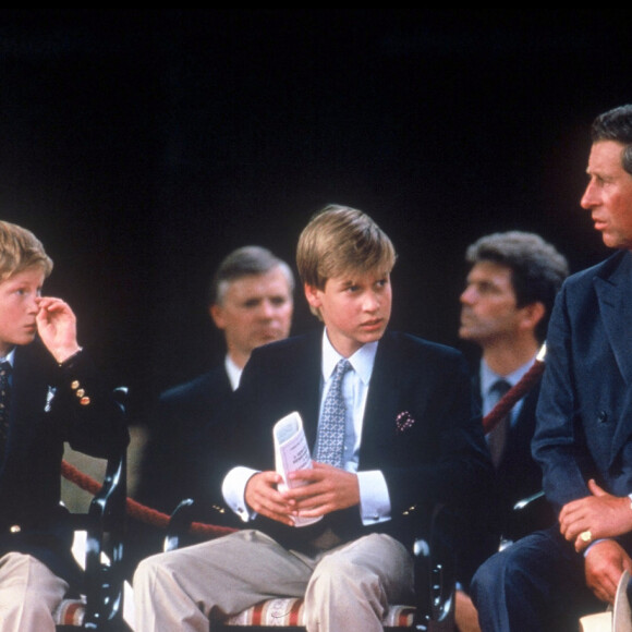 Lady Diana accompagnée de ses fils, Harry et William, et du Princes Charles lors du 50ème anniversaire de la victoire des alliés. 