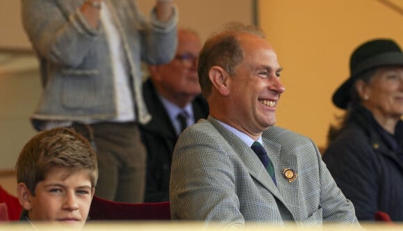 Le prince Edward, comte de Wessex, avec son fils James, vicomte Severn, lors du Royal Windsor Horse Show à Windsor le 4 juillet 2021.