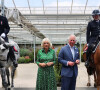 Le prince Charles, prince de Galles, et Camilla Parker Bowles, duchesse de Cornouailles, vont à la rencontre du personnel de Hyde Park à Londres pour les remercier d'avoir entretenu les espaces verts de la ville pendant l'épidémie de coronavirus (Covid-19). Le 23 juin 2021. 