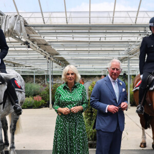 Le prince Charles, prince de Galles, et Camilla Parker Bowles, duchesse de Cornouailles, vont à la rencontre du personnel de Hyde Park à Londres pour les remercier d'avoir entretenu les espaces verts de la ville pendant l'épidémie de coronavirus (Covid-19). Le 23 juin 2021. 