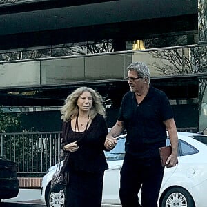 Barbra Streisand et son mari James Brolin traversent une rue main dans la main à Beverly Hills le 12 mars 2019. 