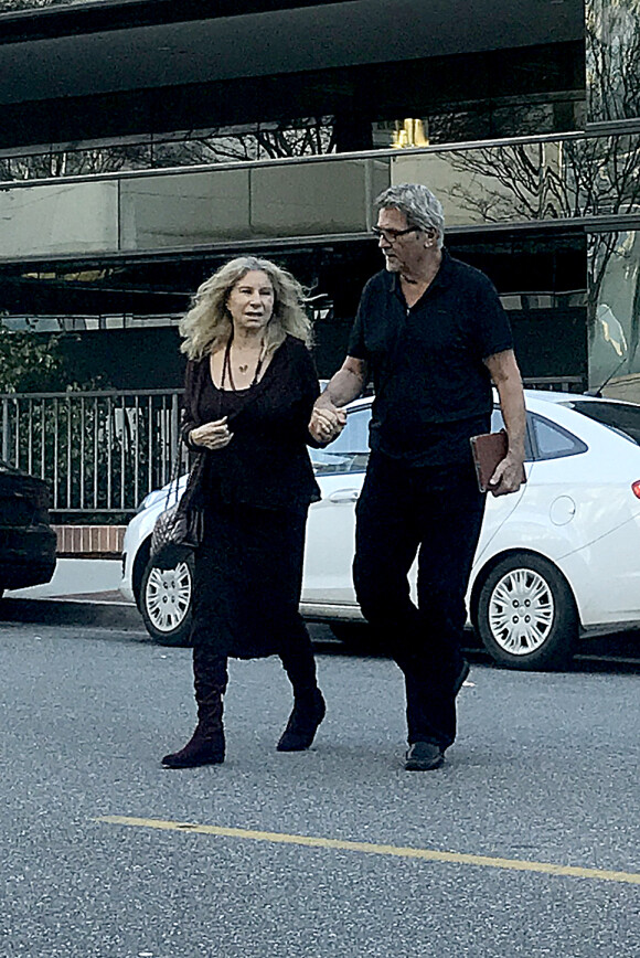 Barbra Streisand et son mari James Brolin traversent une rue main dans la main à Beverly Hills le 12 mars 2019. 
