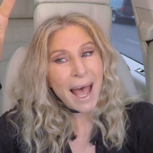 Barbra Streisand lors de la séquence Carpool Karaoké de l'émission "The Late show" à Los Angeles le 21 décembre 2018. 