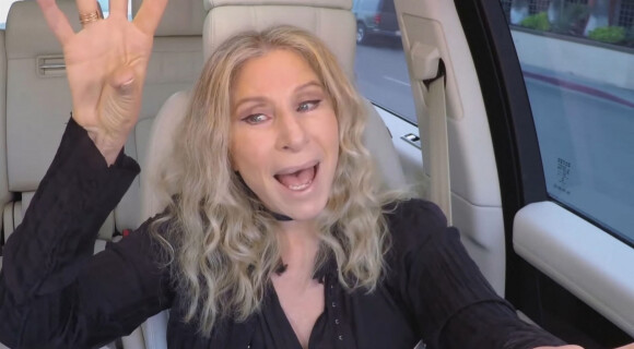 Barbra Streisand lors de la séquence Carpool Karaoké de l'émission "The Late show" à Los Angeles le 21 décembre 2018. 